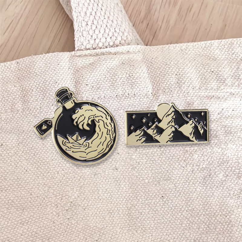 Travel Accessories Jewelry - Lencana Enamel Pemandangan Gunung dan Ombak
